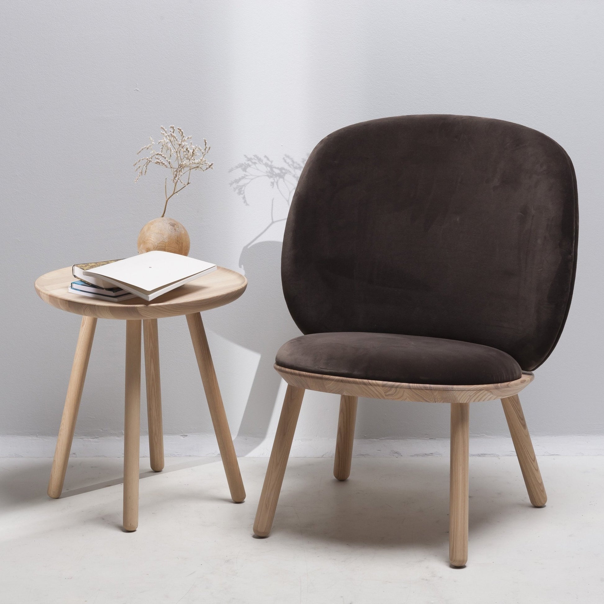 Fauteuil en velours marron Naïve - EMKO - The Cool Republic