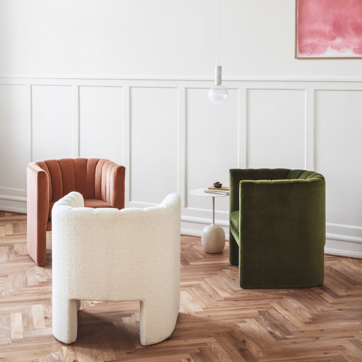 Fauteuil en velours rose Loafer - &tradition - The Cool Republic