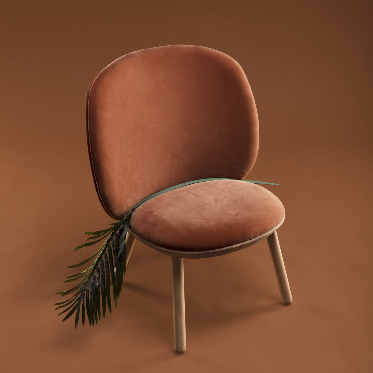 Fauteuil en velours terracotta Naïve - EMKO - The Cool Republic
