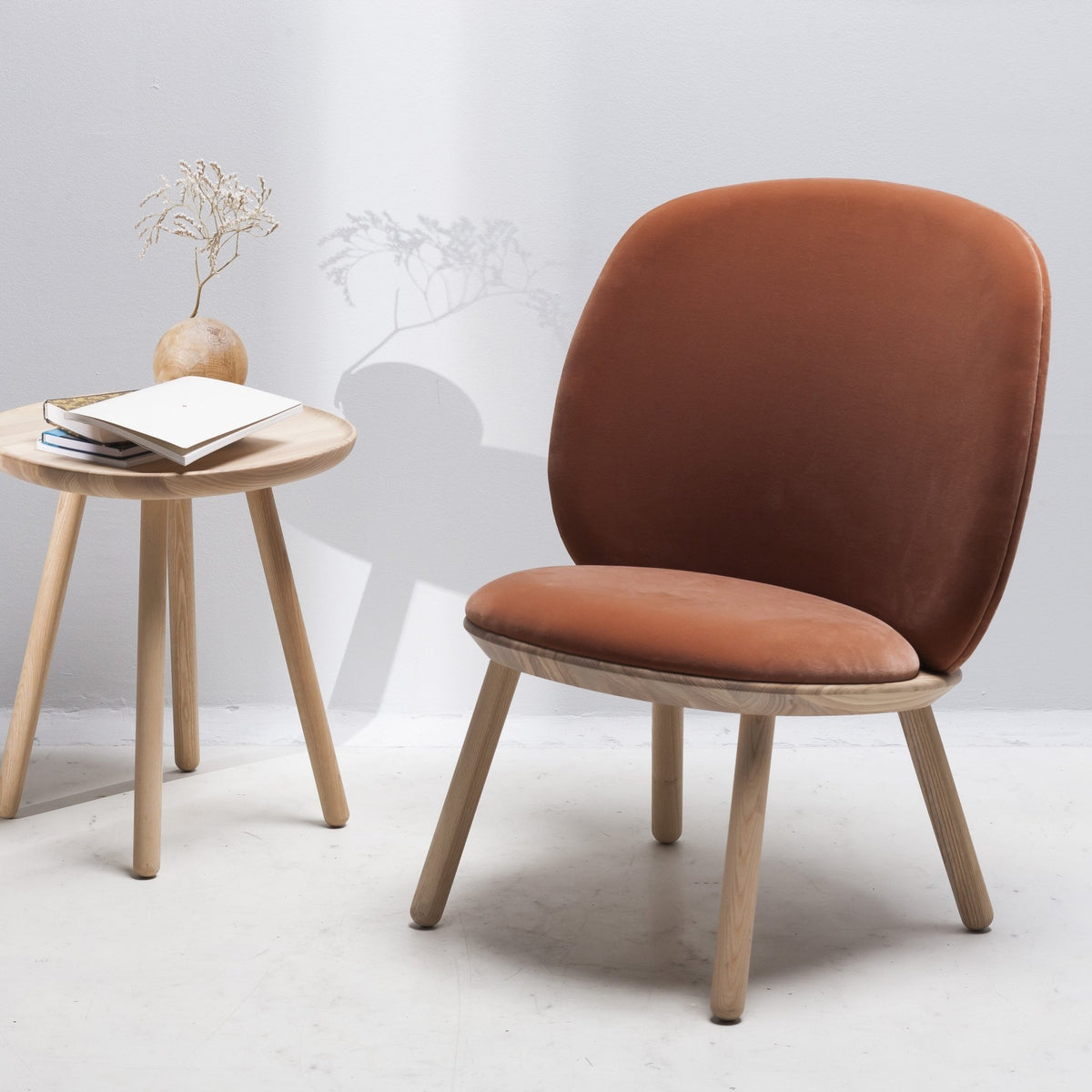 Fauteuil en velours terracotta Naïve - EMKO - The Cool Republic