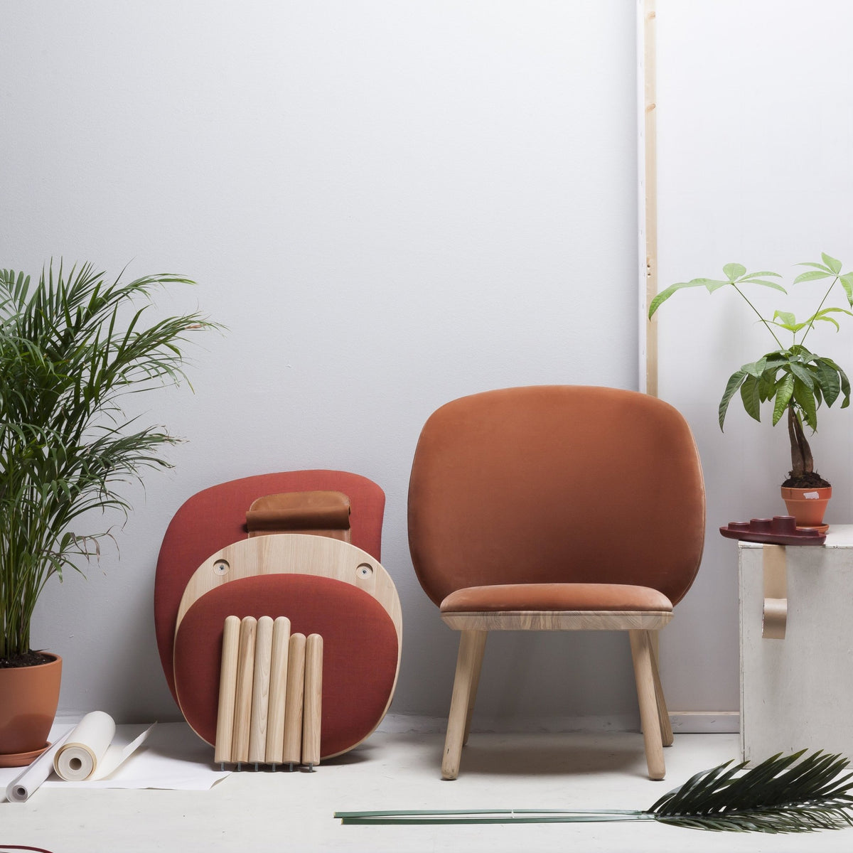 Fauteuil en velours terracotta Naïve - EMKO - The Cool Republic