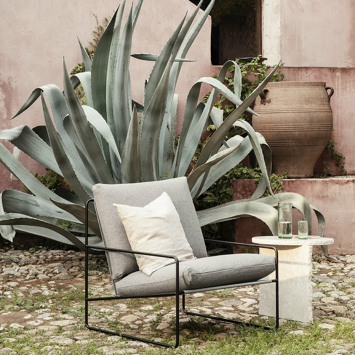 Fauteuil extérieur sable et métal noir Desert - Ferm Living - The Cool Republic