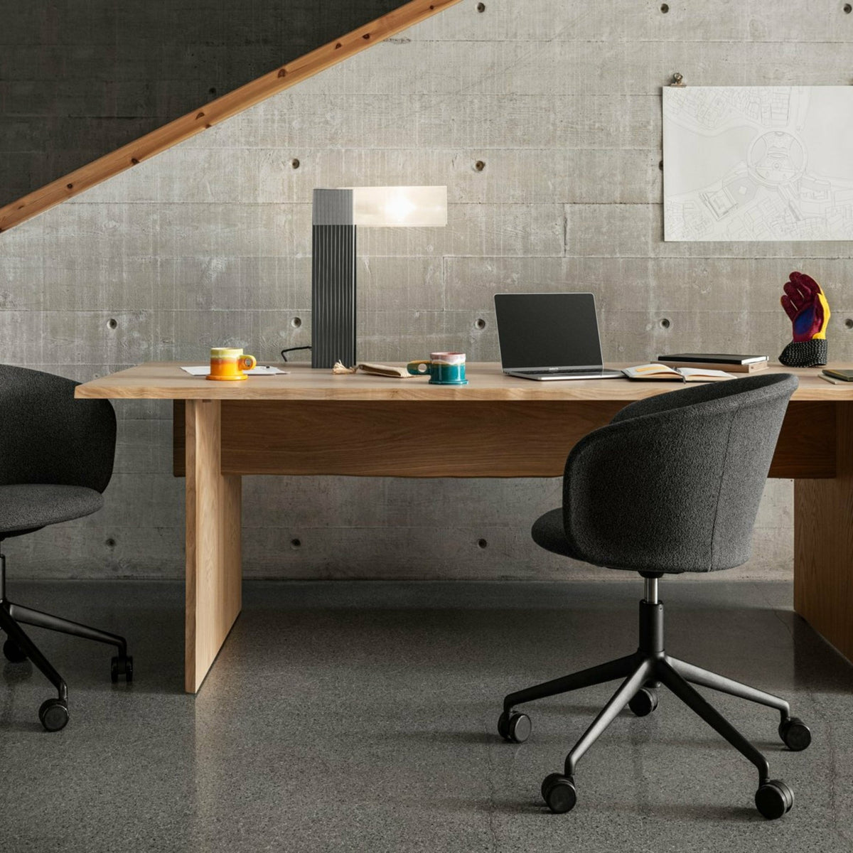 Fauteuil Graphite et piètement argenté à roulettes Kendo - Hem - The Cool Republic