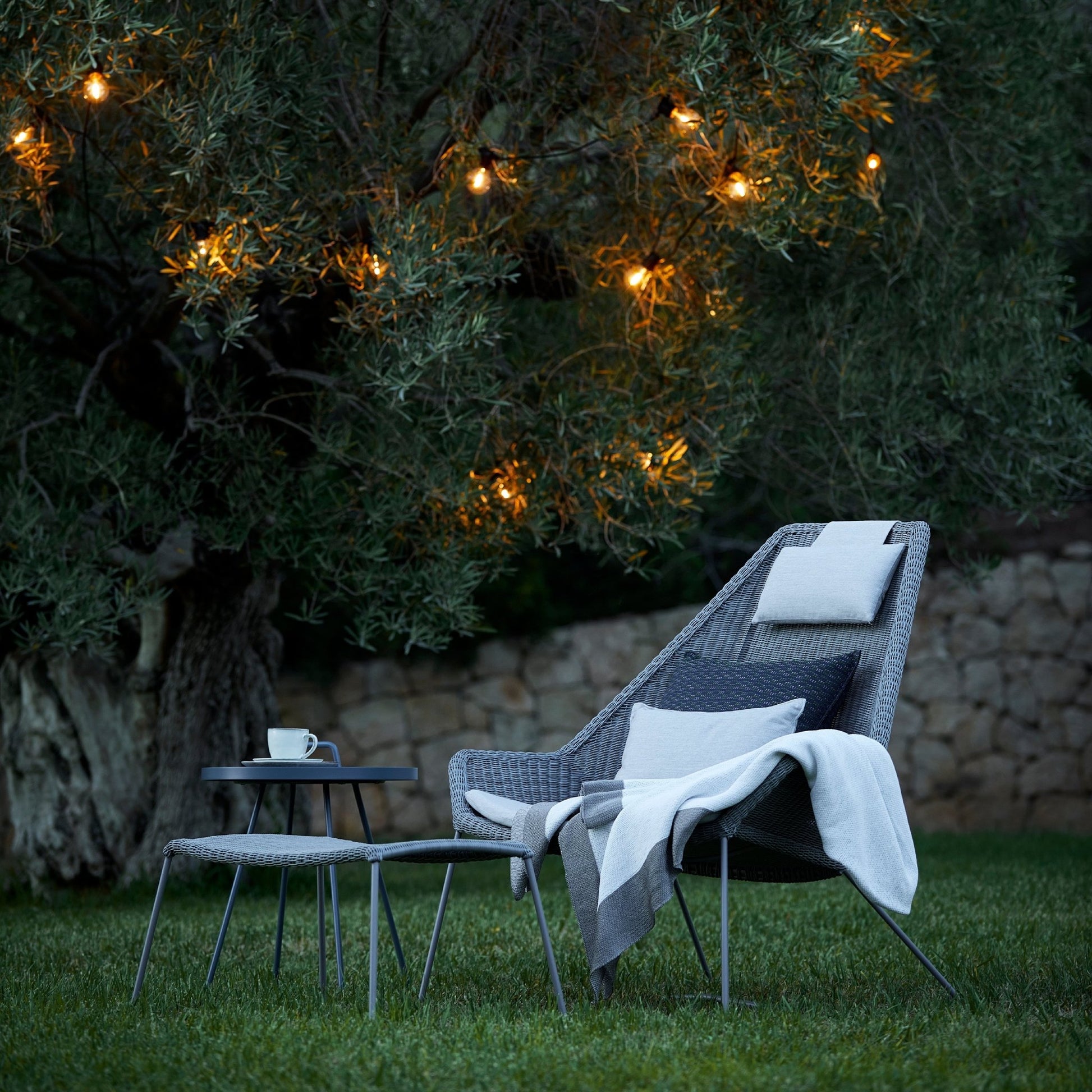 Fauteuil gris avec coussins blancs Breeze Highback - Cane-Line - The Cool Republic