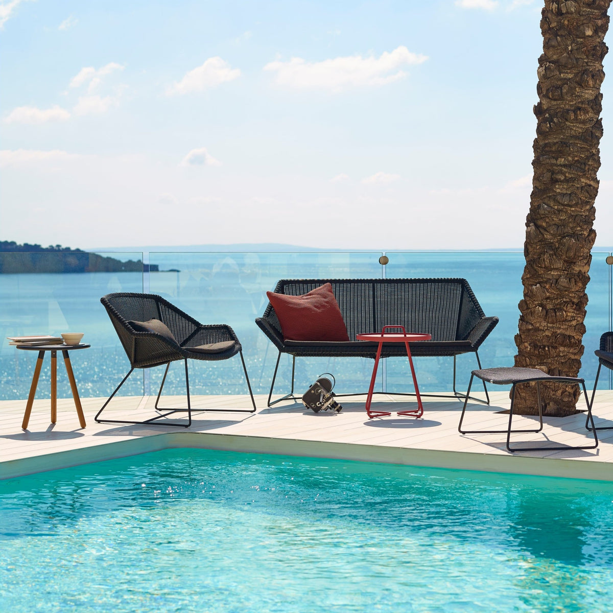 Fauteuil gris avec coussins blancs Breeze lounge - Cane-Line - The Cool Republic
