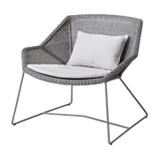 Fauteuil gris avec coussins blancs Breeze lounge - Cane-Line - The Cool Republic