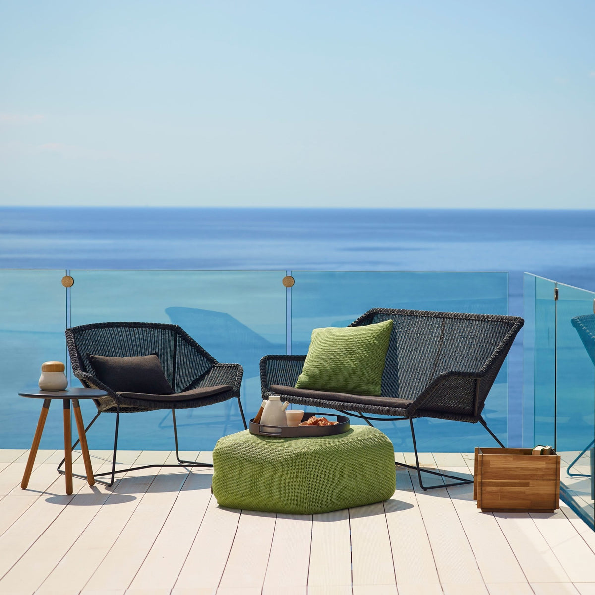 Fauteuil gris avec coussins noirs Breeze lounge - Cane-Line - The Cool Republic