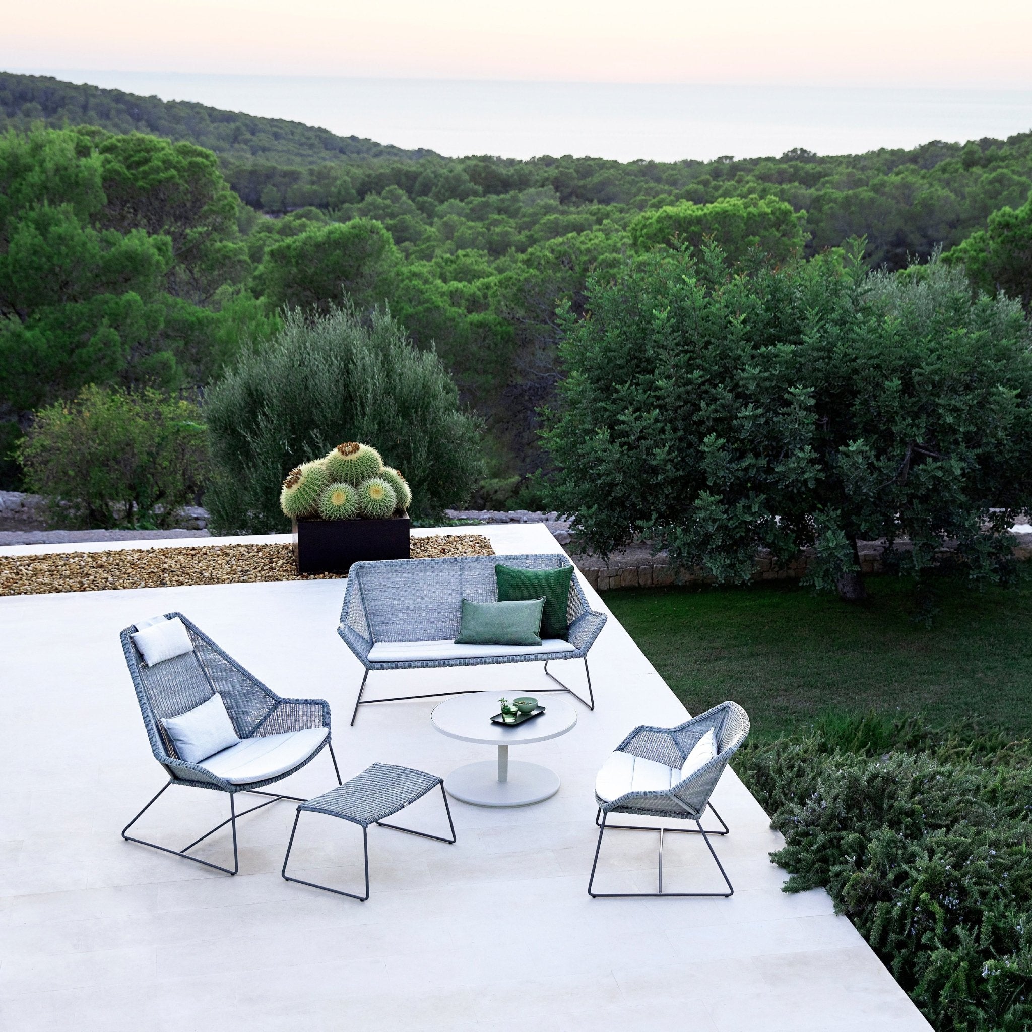 Fauteuil gris Breeze Highback - Cane-Line - The Cool Republic