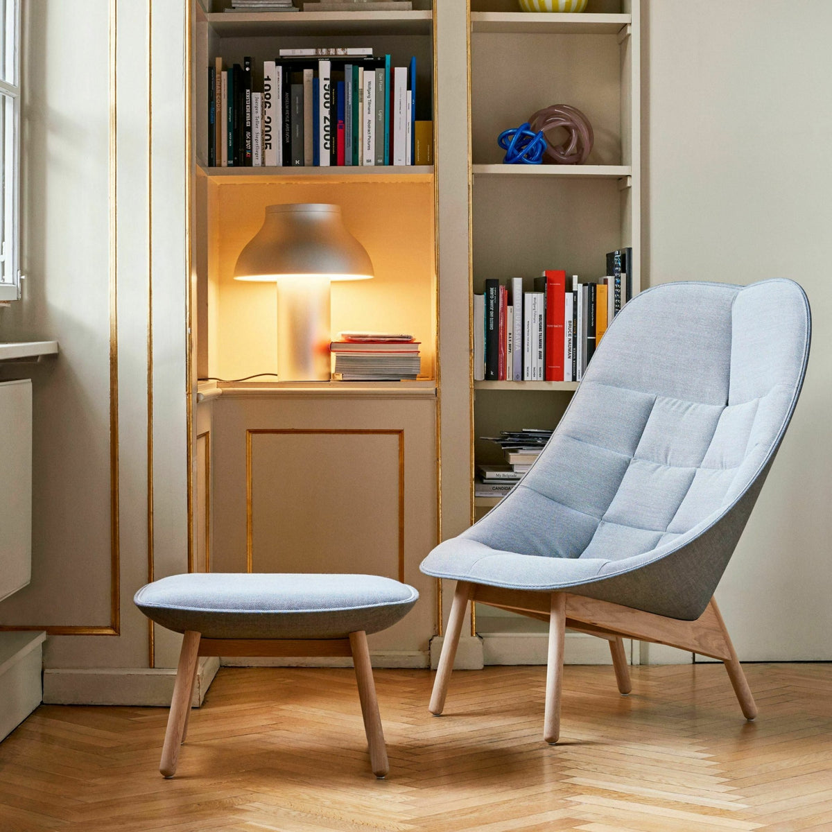 Fauteuil gris clair matelassé et chêne massif naturel Uchiwa - HAY - The Cool Republic