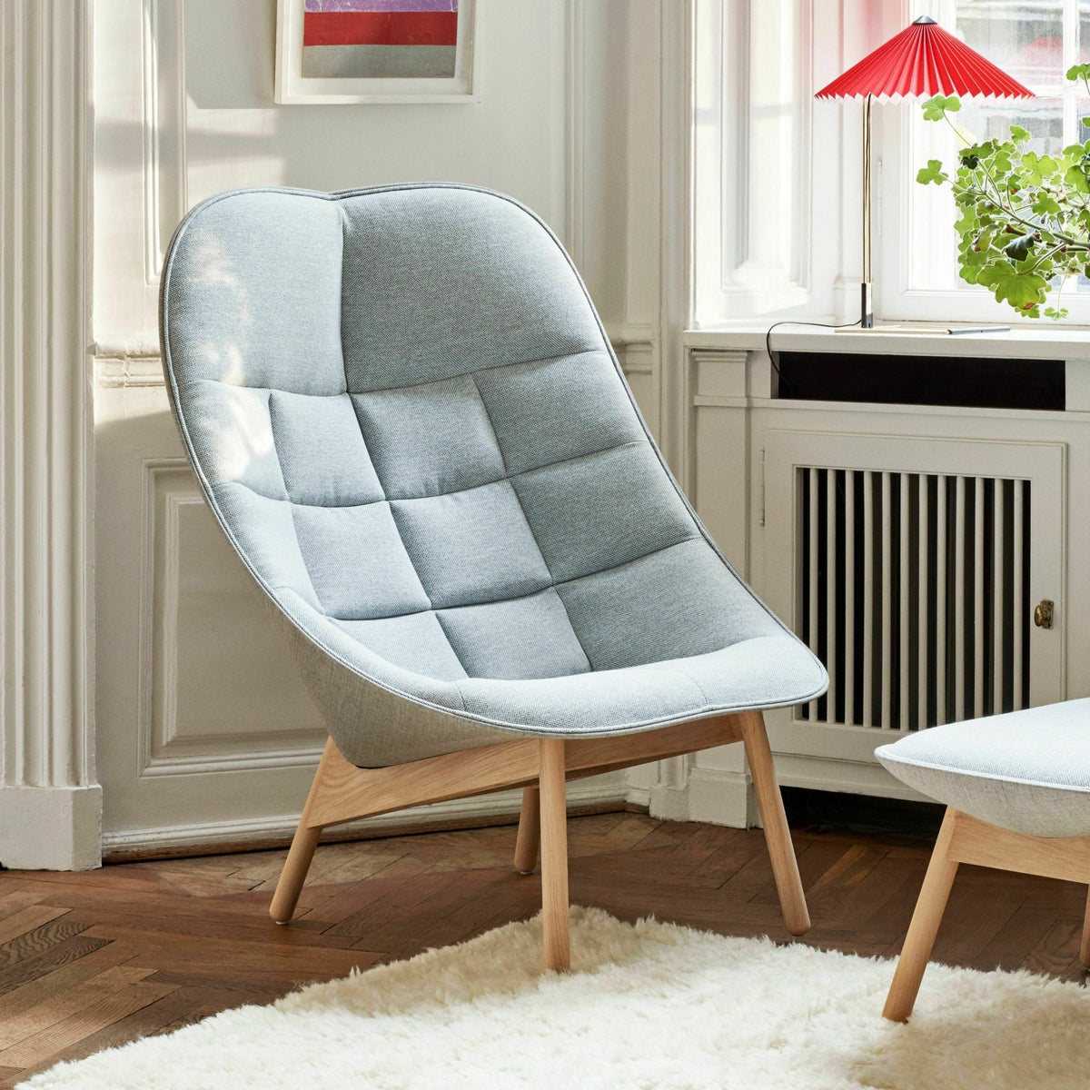 Fauteuil gris clair matelassé et chêne massif naturel Uchiwa - HAY - The Cool Republic