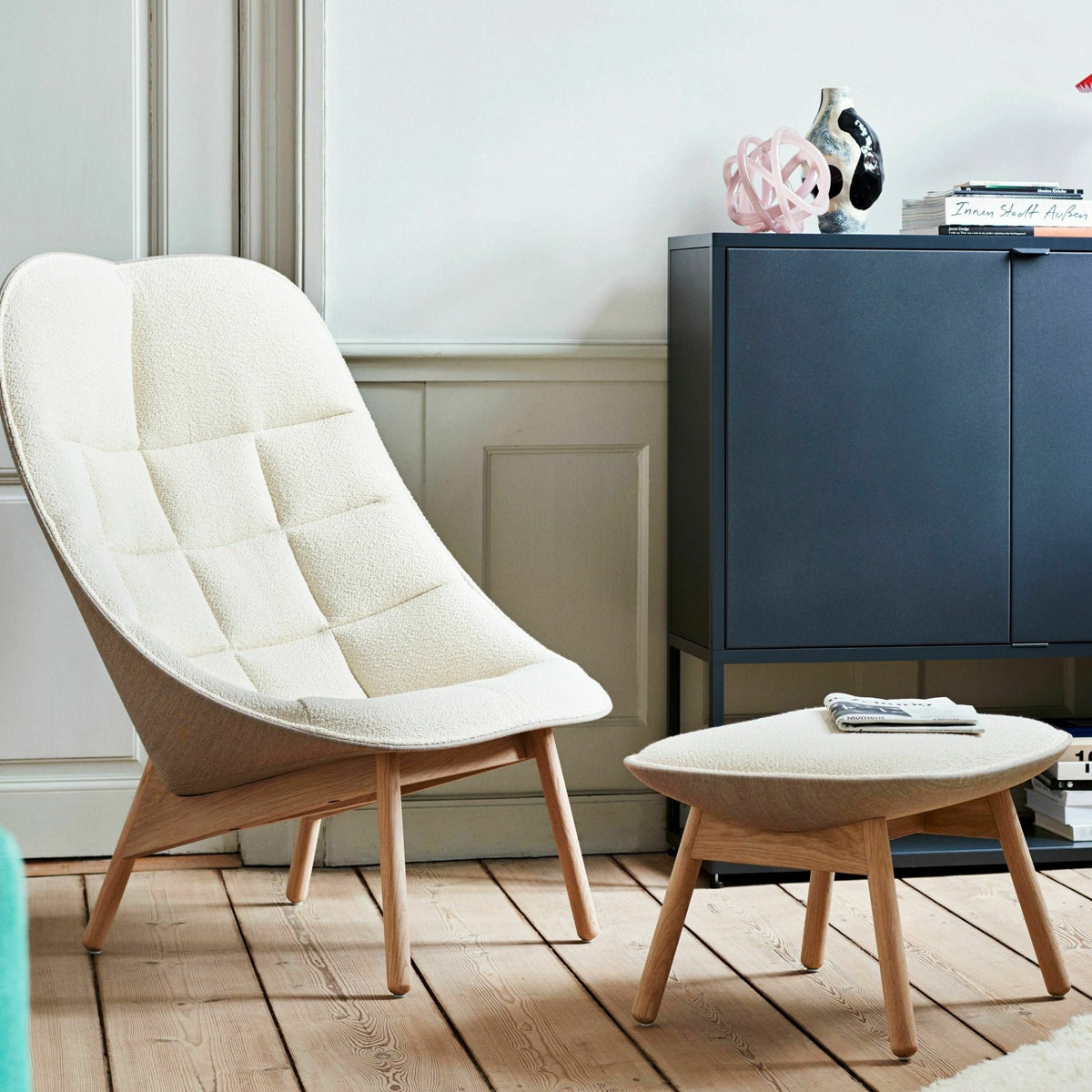 Fauteuil gris clair matelassé et chêne massif naturel Uchiwa - HAY - The Cool Republic