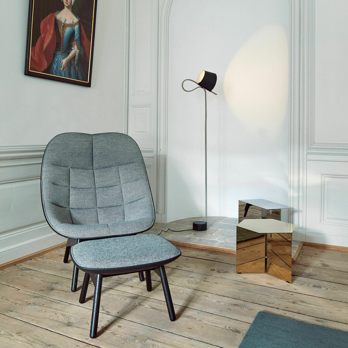 Fauteuil gris clair matelassé et chêne massif teinté noir Uchiwa - HAY - The Cool Republic