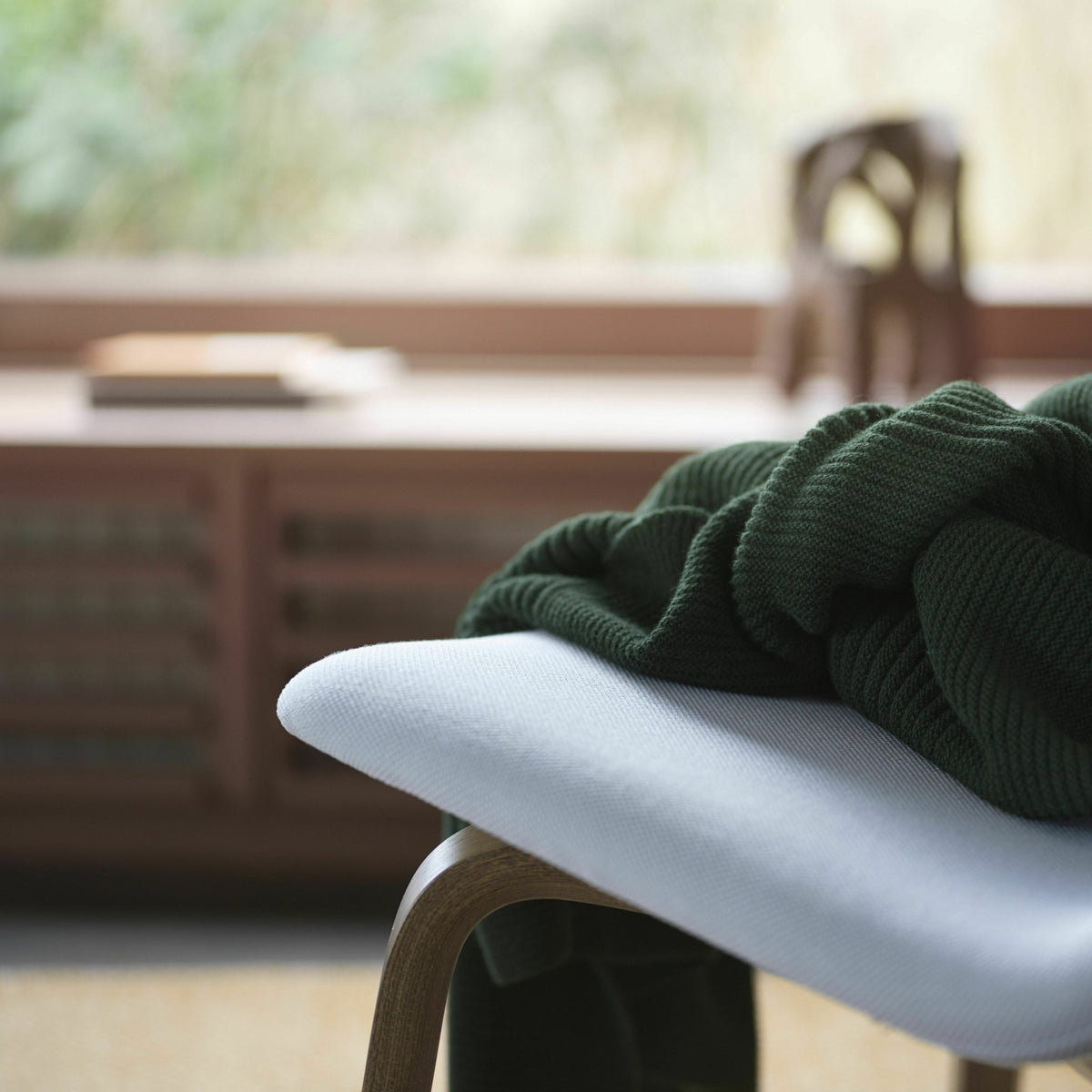 Fauteuil gris et bois laqué Visu - Muuto - The Cool Republic