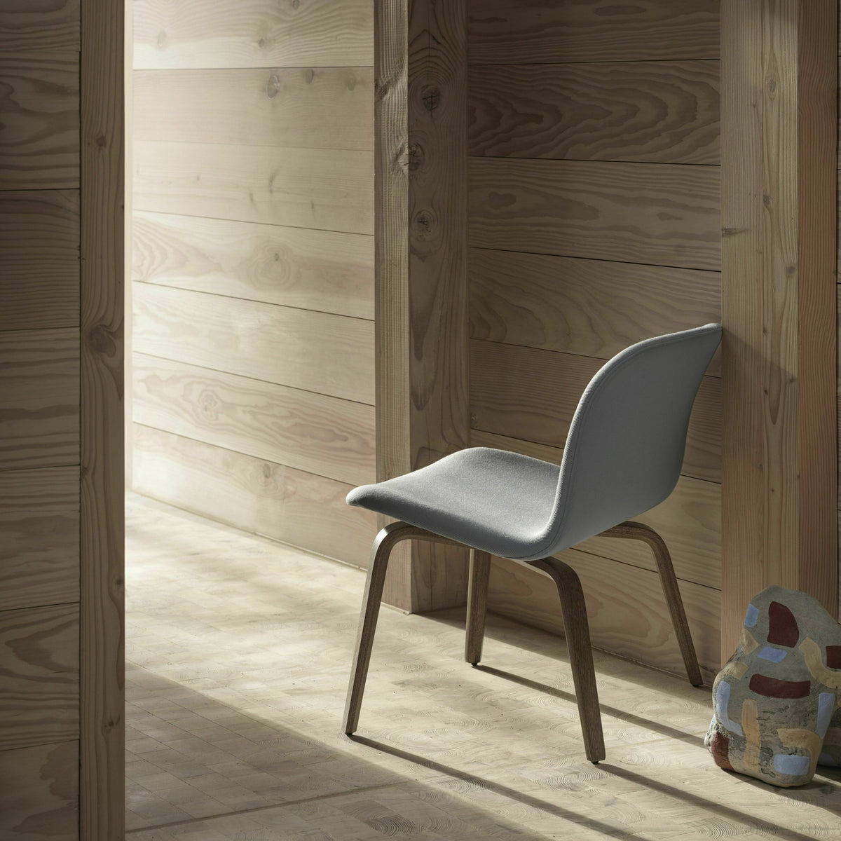 Fauteuil gris et bois laqué Visu - Muuto - The Cool Republic