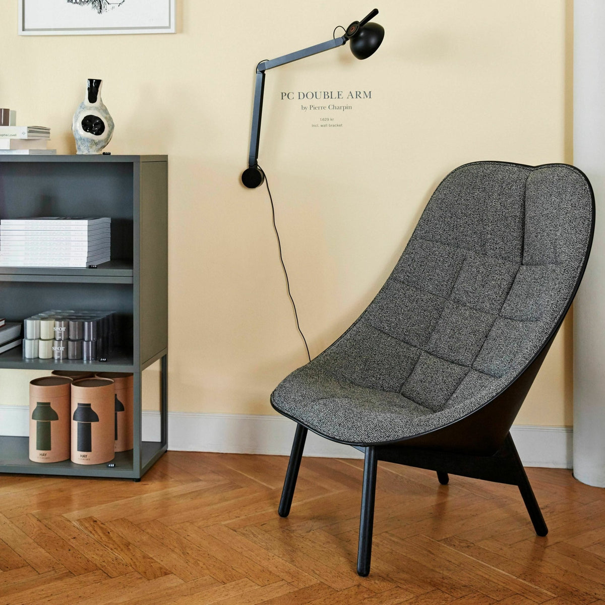 Fauteuil gris matelassé et chêne massif teinté noir Uchiwa - HAY - The Cool Republic