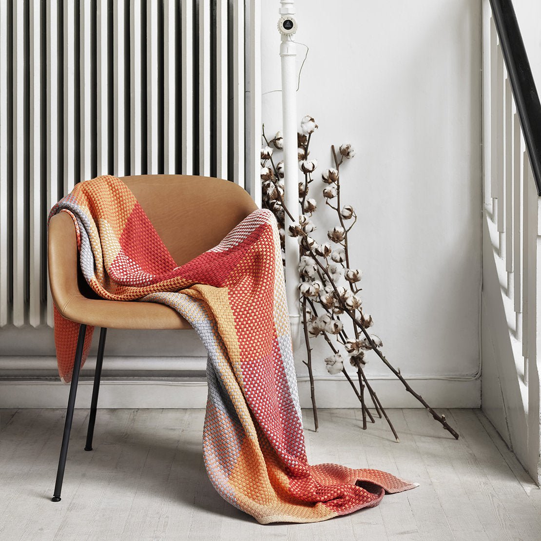 Fauteuil gris piétement tubes Fiber - Muuto - The Cool Republic