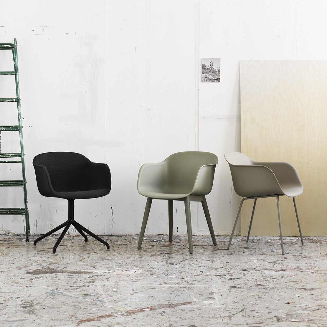 Fauteuil gris vert piétement pivot Fiber - Muuto - The Cool Republic