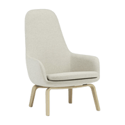 Fauteuil haut avec pieds en chêne et assise en tissu beige Era - Normann Copenhagen - The Cool Republic