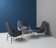 Fauteuil haut avec pieds en noyer et assise en cuir noir Era - Normann Copenhagen - The Cool Republic