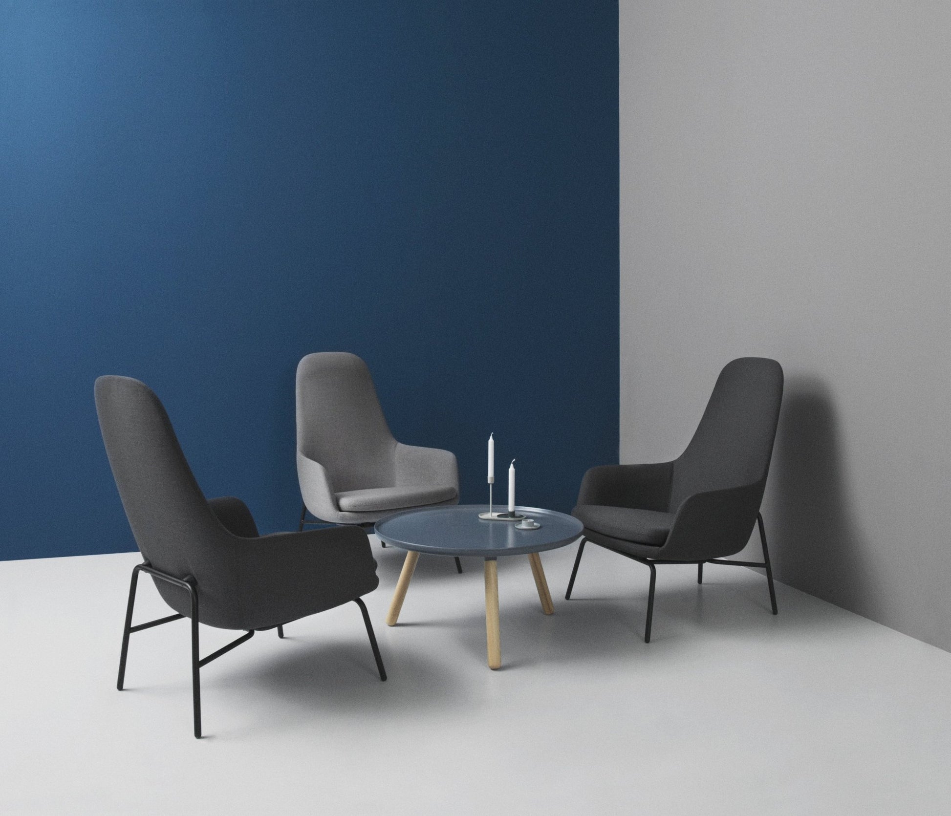 Fauteuil haut avec pieds en noyer et assise en cuir noir Era - Normann Copenhagen - The Cool Republic