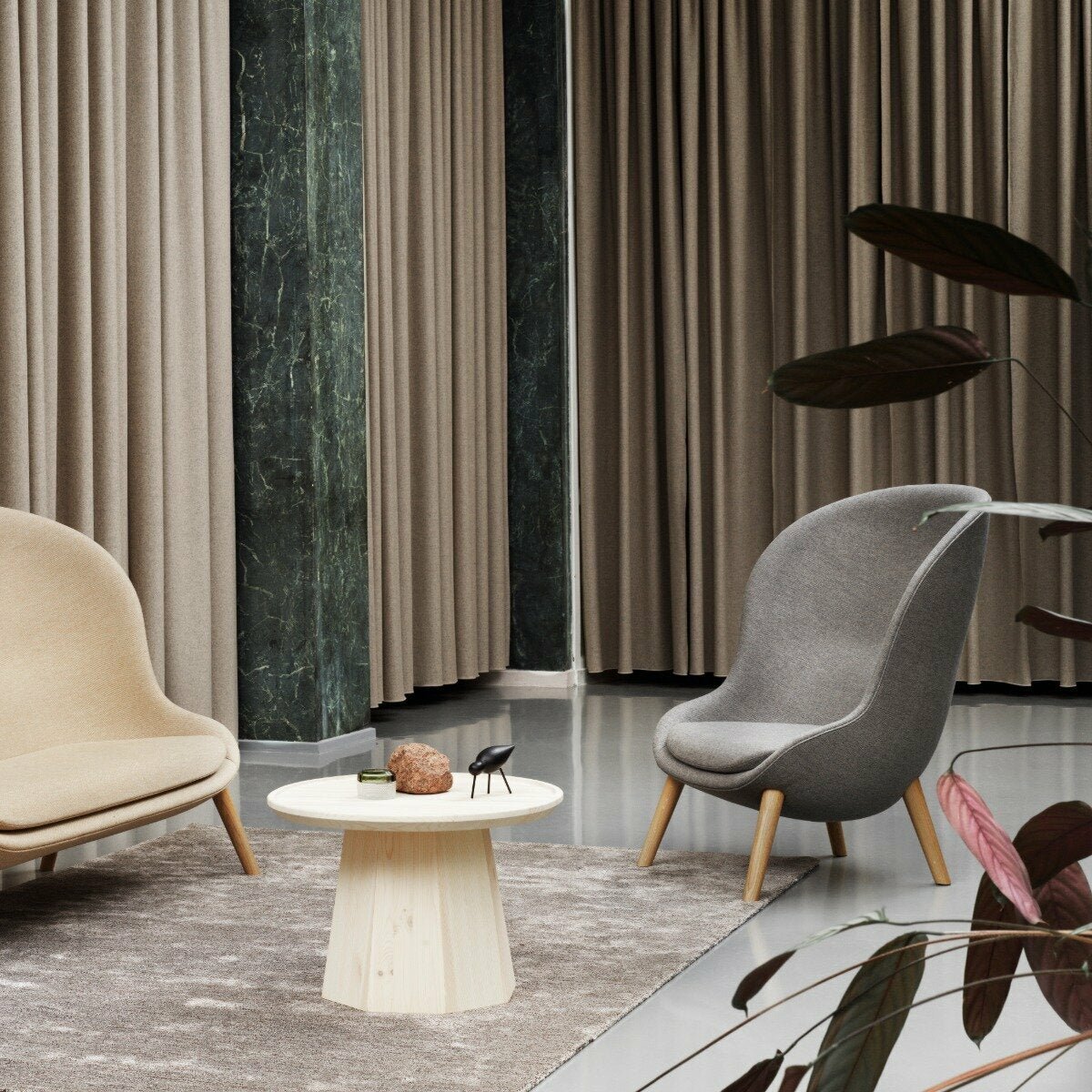 Fauteuil haut en chêne et tissu gris Hyg - Normann Copenhagen - The Cool Republic