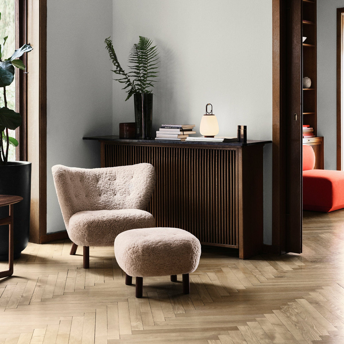 Fauteuil Little Petra et pouf en laine beige et chêne - &Tradition - The Cool Republic