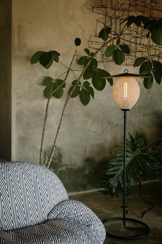 Fauteuil lounge de jardin pivotant avec accoudoirs en tissu blanc libera et métal gris Pacha - Gubi - The Cool Republic