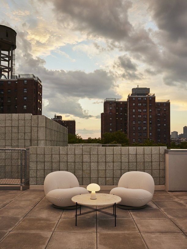 Fauteuil lounge de jardin pivotant en tissu blanc libera et base métal gris mousse Pacha - Gubi - The Cool Republic