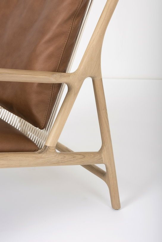 Fauteuil lounge en chêne et cuir whisky Dedo - Gazzda - The Cool Republic