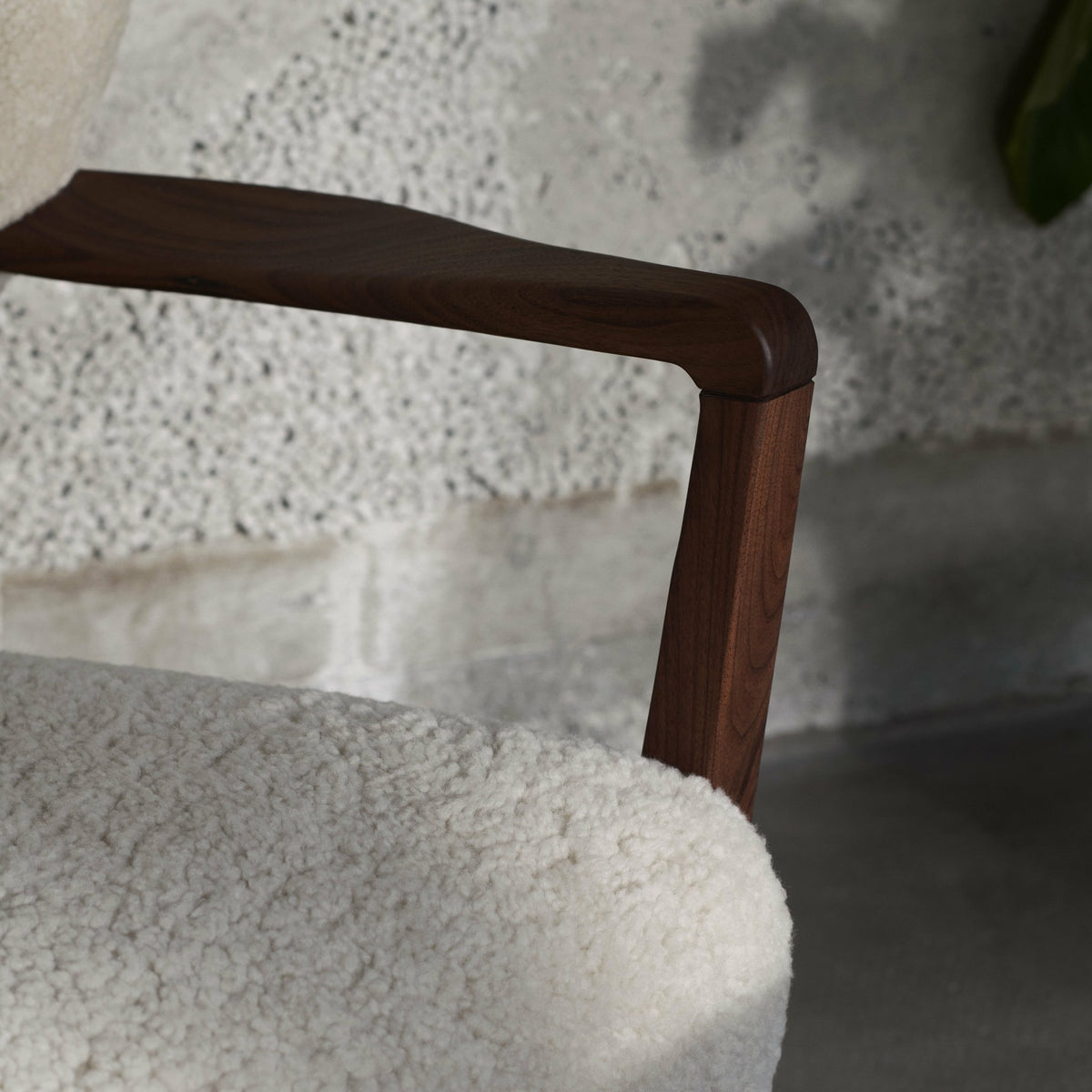 Fauteuil lounge en chêne huilé et bouclé blanc cassé 85 x 85 x 84 cm Wulff ATD2 - &tradition - The Cool Republic