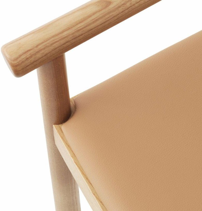 Fauteuil lounge en frêne brun et cuir camel Timb Tan/ Ultra Leather Camel - Normann Copenhagen - The Cool Republic