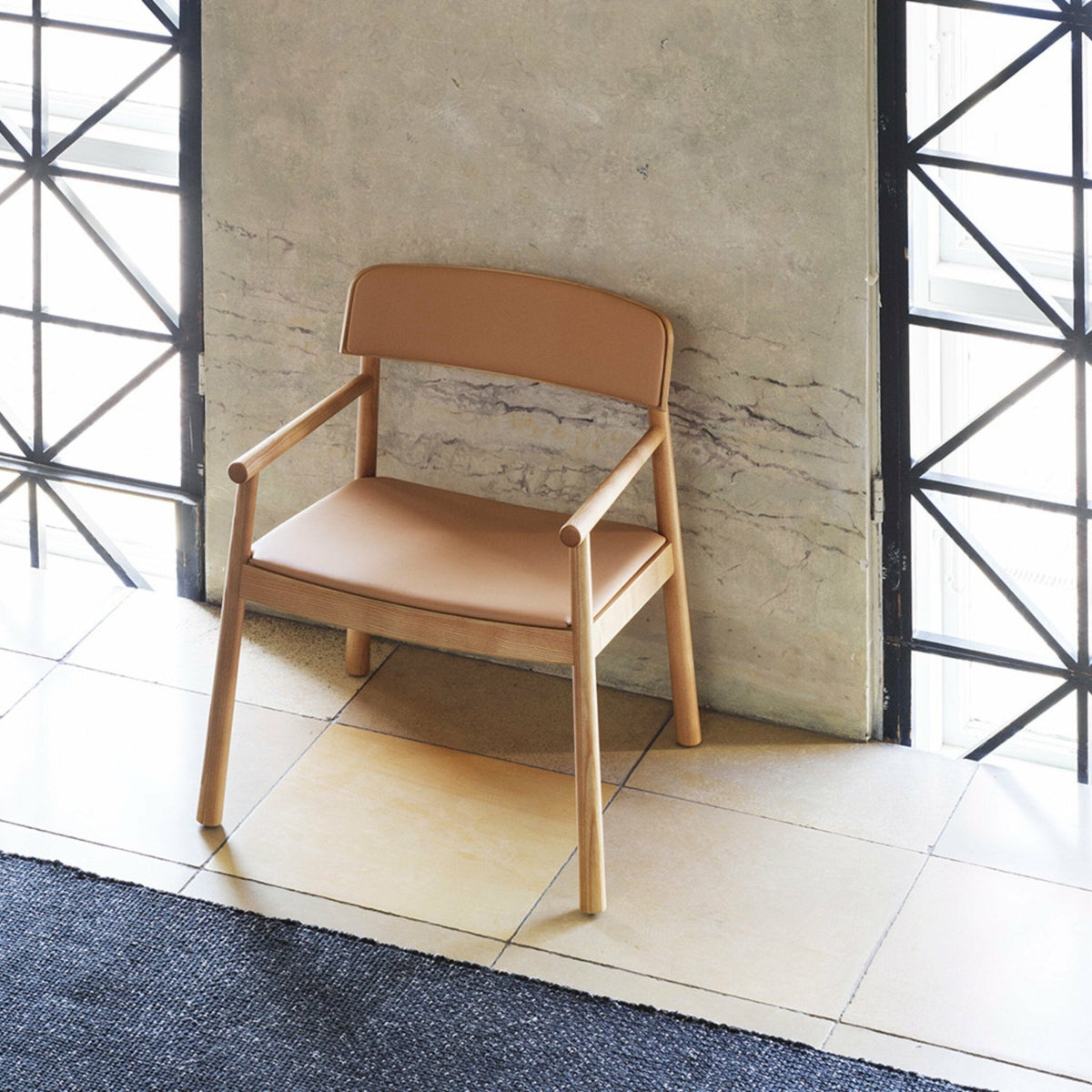 Fauteuil lounge en frêne brun et cuir camel Timb Tan/ Ultra Leather Camel - Normann Copenhagen - The Cool Republic