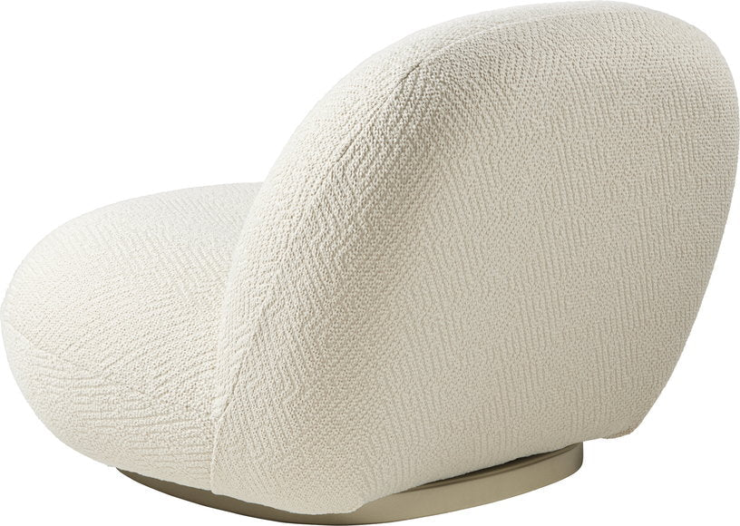 Fauteuil lounge en tissu bouclé dora blanc et métal or nacré Pacha - Gubi - The Cool Republic