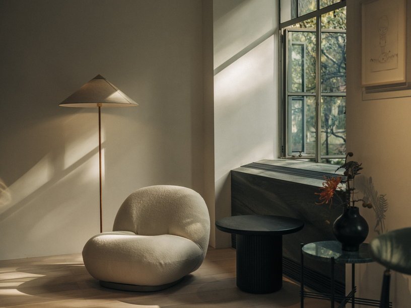 Fauteuil lounge en tissu bouclé dora blanc et métal or nacré Pacha - Gubi - The Cool Republic