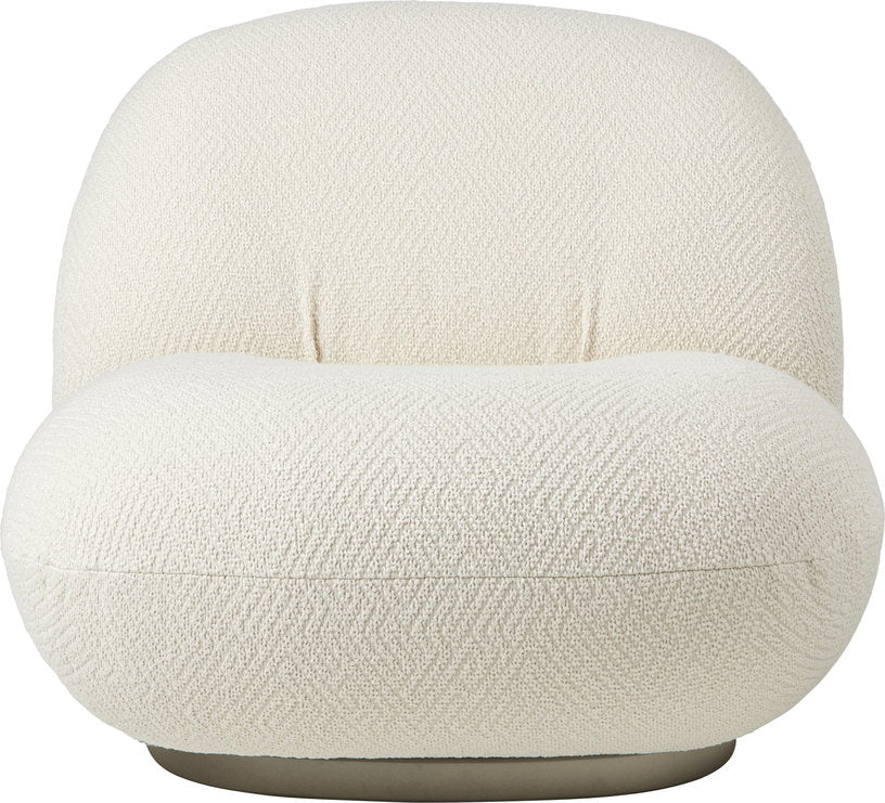 Fauteuil lounge en tissu bouclé dora blanc et métal or nacré Pacha - Gubi - The Cool Republic