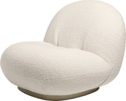 Fauteuil lounge en tissu karakorum dedar blanc et métal or nacré Pacha - Gubi - The Cool Republic