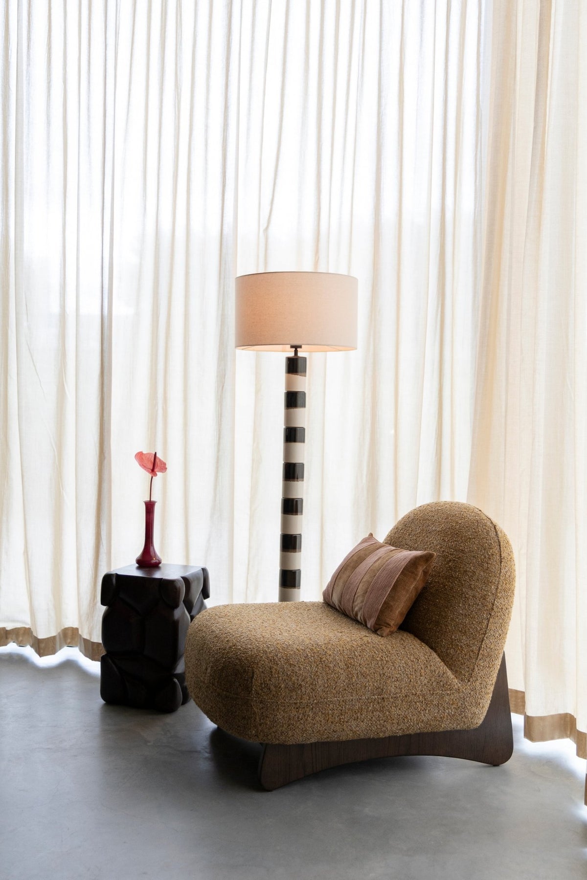 Fauteuil lounge en tissu marron et bois de frêne Loom - Dutchbone - The Cool Republic