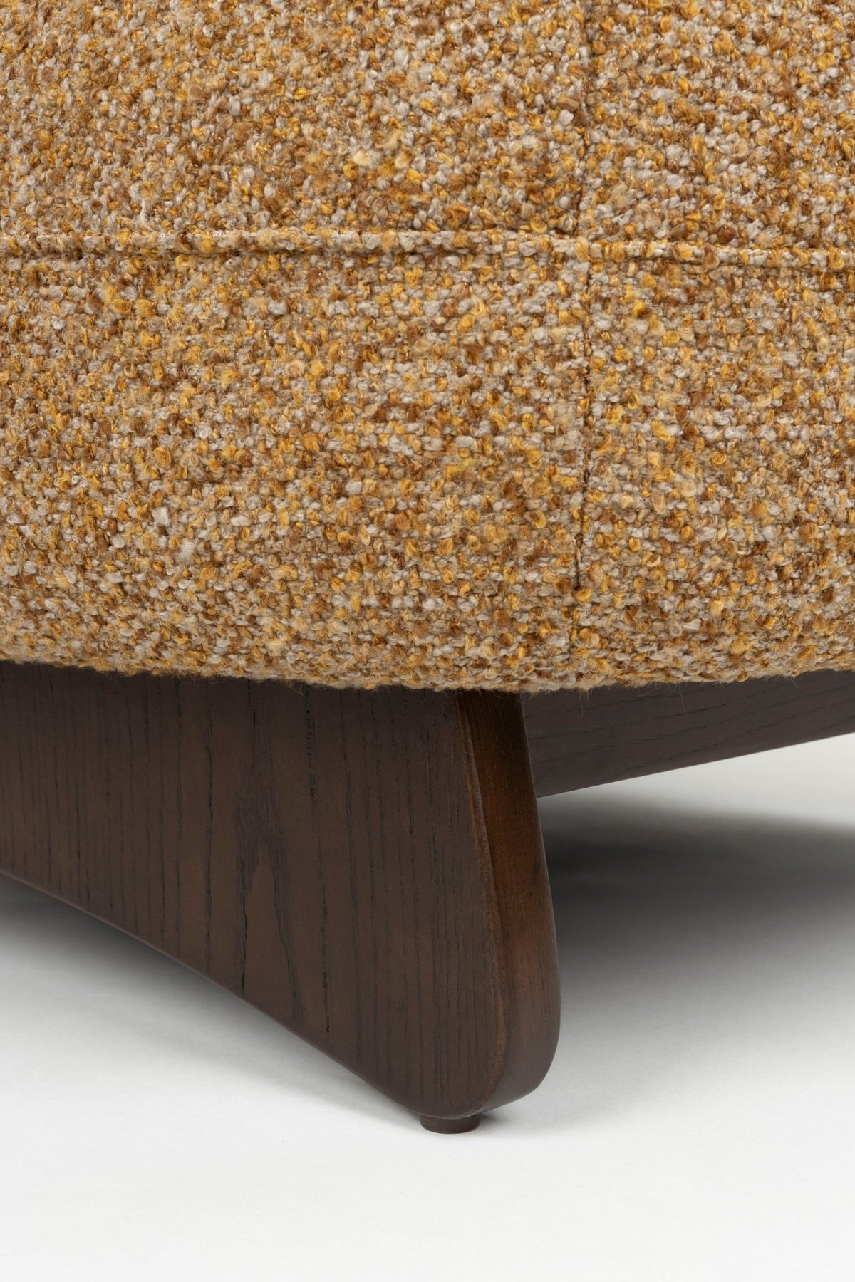 Fauteuil lounge en tissu marron et bois de frêne Loom - Dutchbone - The Cool Republic