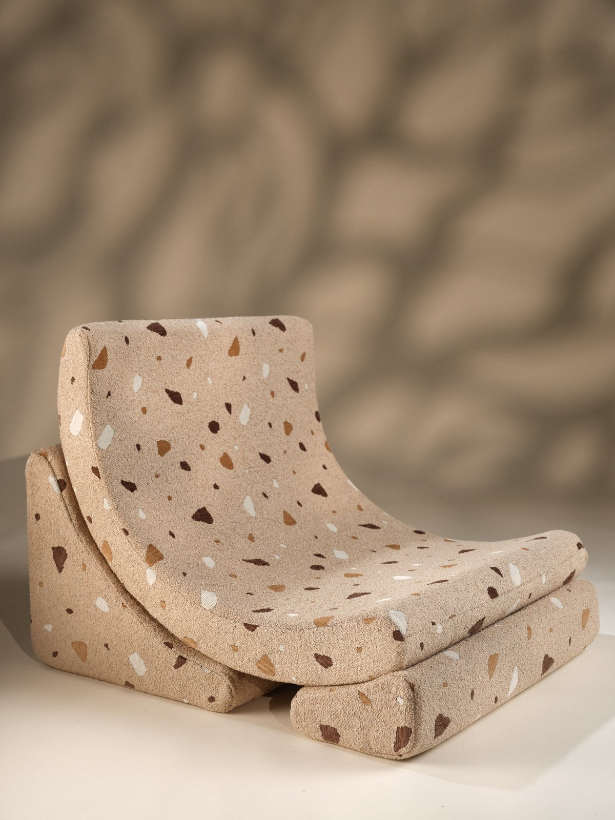 Fauteuil lune pour enfant en tissu beige Terrazzo - Wigiwama - The Cool Republic