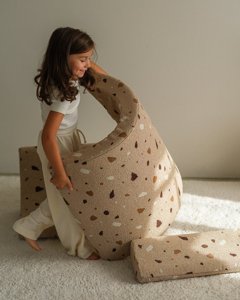 Fauteuil lune pour enfant en tissu beige Terrazzo - Wigiwama - The Cool Republic