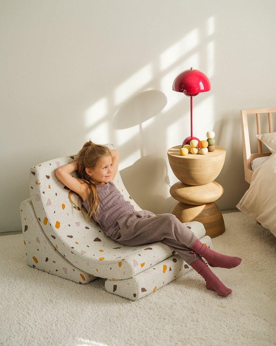 Fauteuil lune pour enfant en tissu blanc Terrazzo - Wigiwama - The Cool Republic