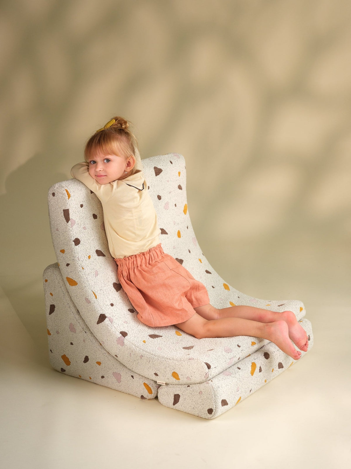 Fauteuil lune pour enfant en tissu blanc Terrazzo - Wigiwama - The Cool Republic