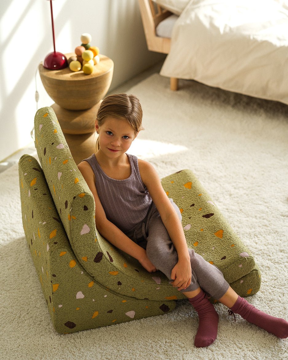 Fauteuil lune pour enfant en tissu vert Terrazzo - Wigiwama - The Cool Republic