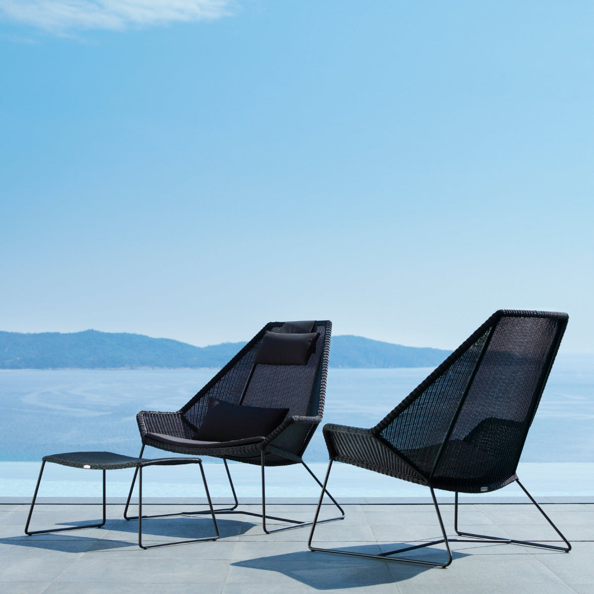 Fauteuil noir avec coussins blancs Breeze Highback - Cane-Line - The Cool Republic