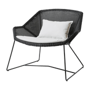Fauteuil noir avec coussins blancs Breeze lounge - Cane-Line - The Cool Republic