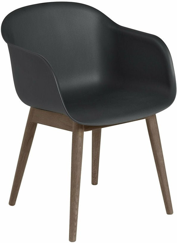 Fauteuil noir piétement en chêne Fiber - Muuto - The Cool Republic