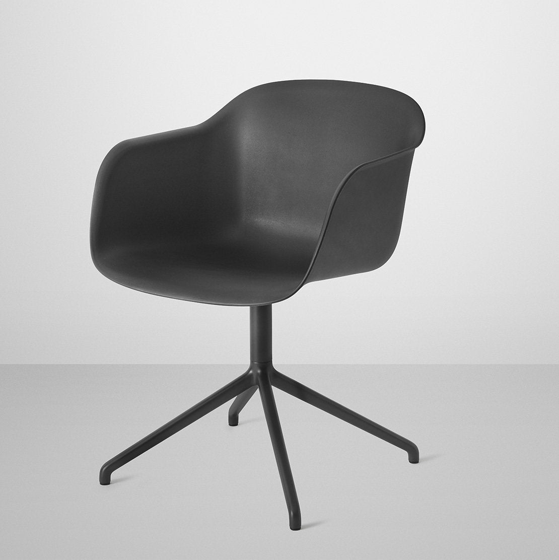 Fauteuil noir piétement pivot Fiber - Muuto - The Cool Republic