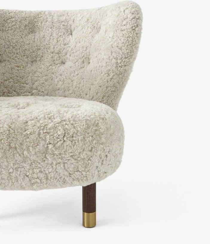 Fauteuil noyer et peau de mouton détails laiton Little Petra VB1 Edition Limitée - &tradition - The Cool Republic
