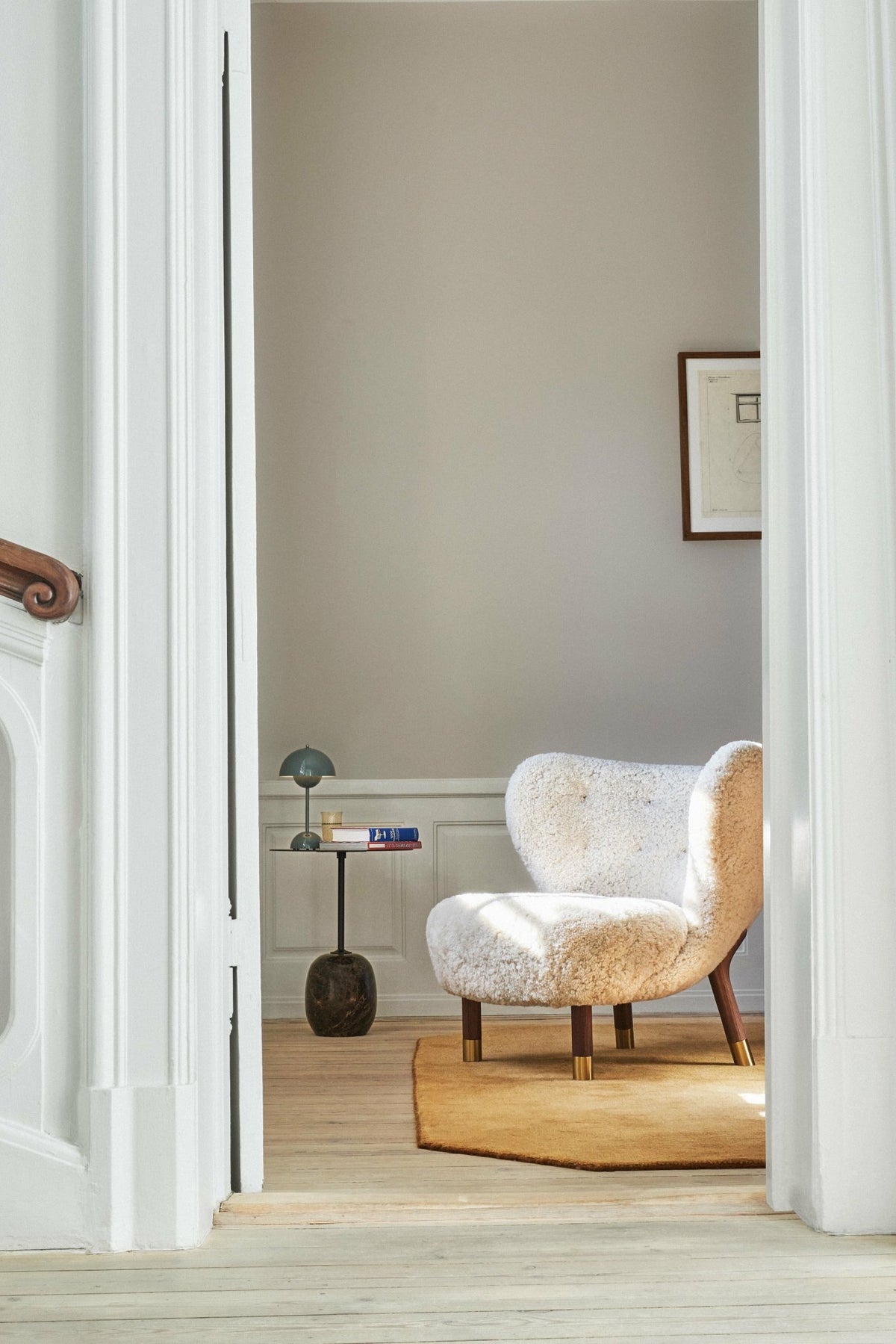 Fauteuil noyer et peau de mouton détails laiton Little Petra VB1 Edition Limitée - &tradition - The Cool Republic
