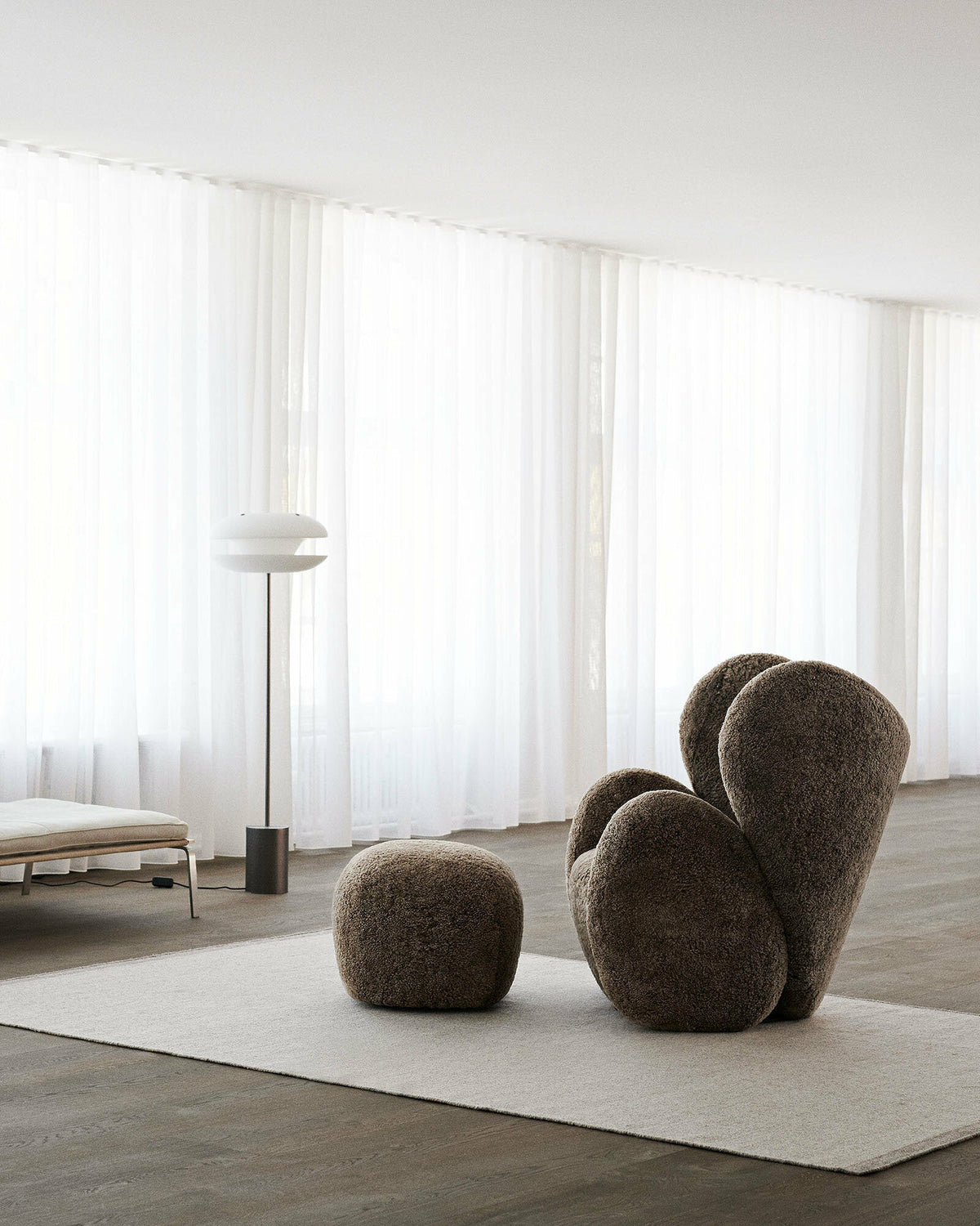 Fauteuil pivotant en peau de mouton sahara Little Big Chair - NORR11 - The Cool Republic